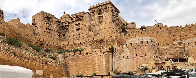 जैसलमेर का किला (Jaisalmer Fort) पीले पत्थर से बना एक शानदार किला है. किले ने अतीत में कई लड़ाइयाँ देखी हैं. यह पूर्व और पश्चिम के बीच एक व्यापार मार्ग भी था. इस किले का दूसरा नाम सोनार किला या स्वर्ण किला है और इसका नाम इसलिए पड़ा क्योंकि जब सूरज की किरणें इस पर पड़ती हैं, तो किला सोने की तरह चमकता है.