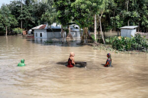 बाढ़ पर निबंध हिंदी और इंग्लिश में (Essay on The Flood in Hindi and English)